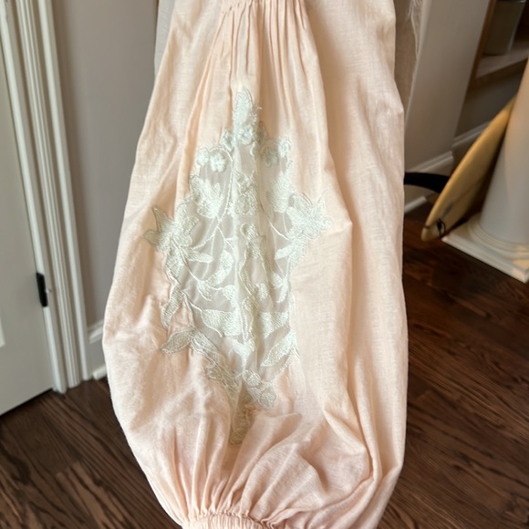 Ladies peach colored puffy sleeve blouse - Picture 2 of 5